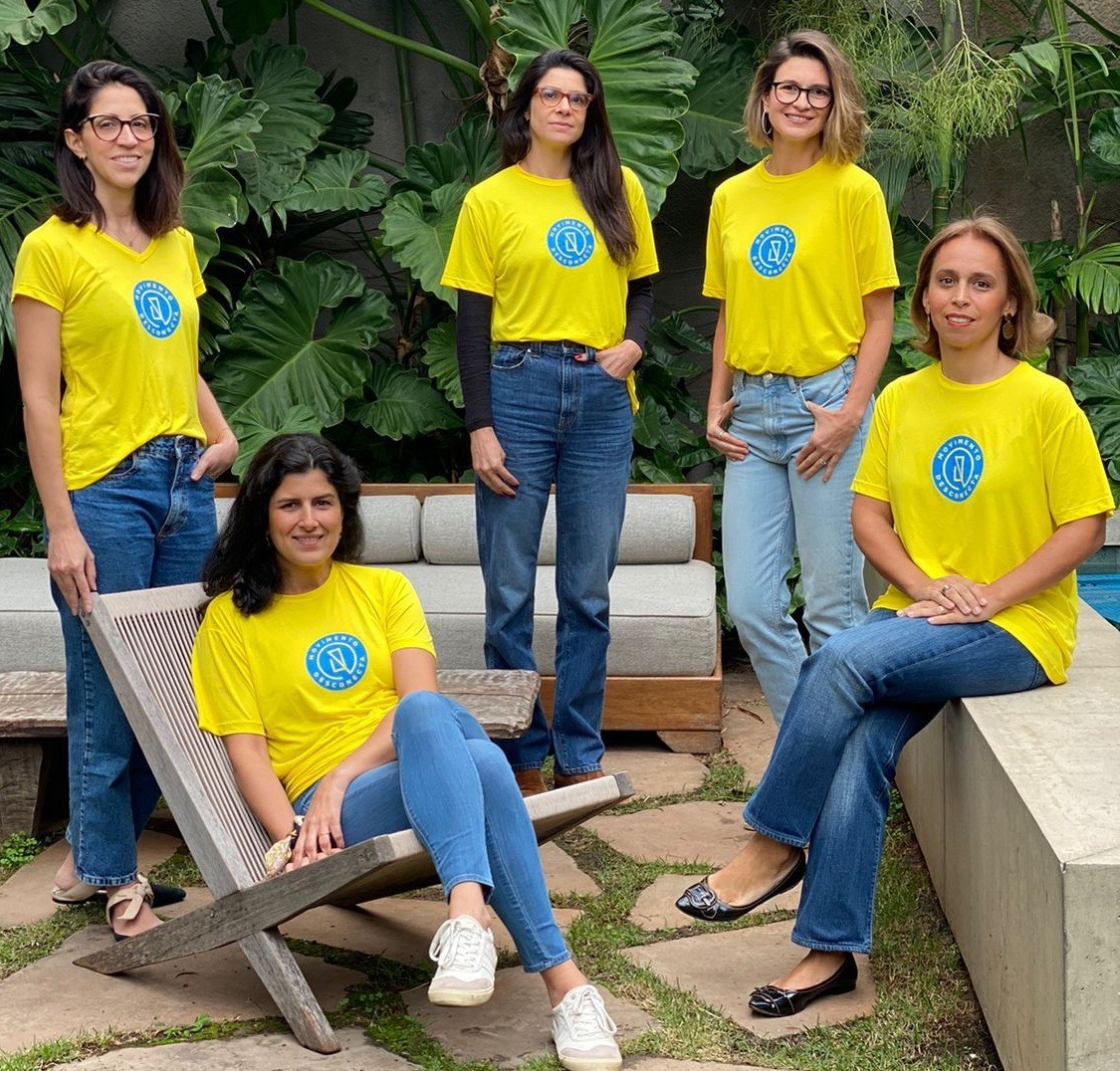 5 mulheres brancas, com camiseta amarela, posam para foto. Elas são fundadoras do Movimento Desconecta.